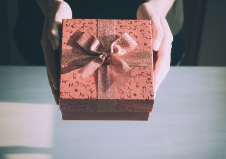 Vers une remise en cause des exonérations sociales sur les bons d’achat et cadeaux aux salariés ?